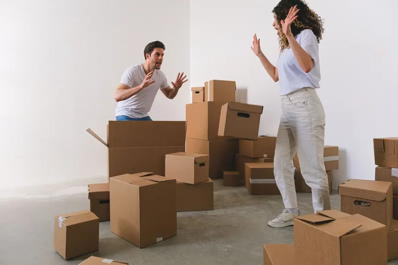 Cajas de mudanza en el salón de una vivienda nueva