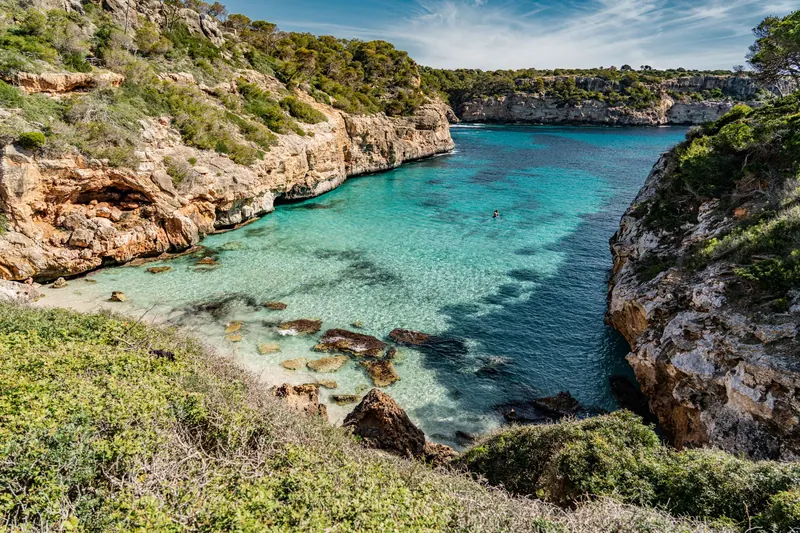 Cala balear de aguas turquesa