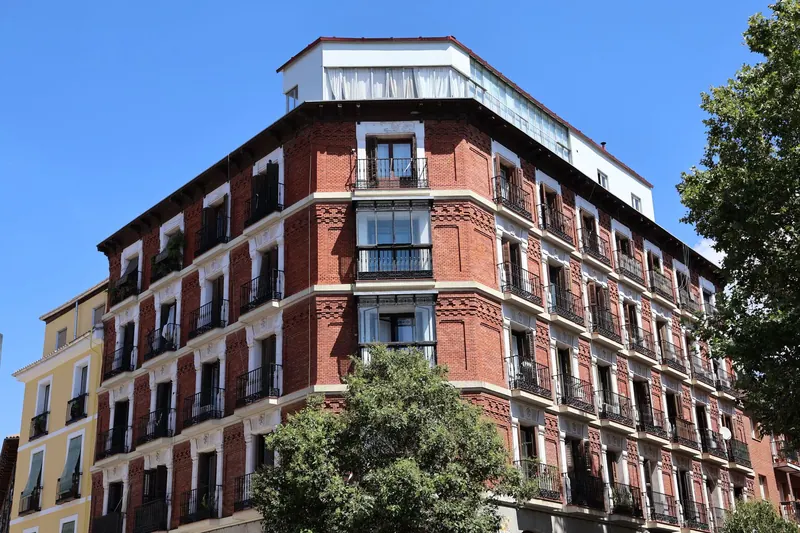 Calle del centro de Madrid con edificios históricos