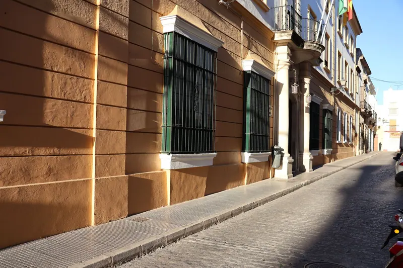 Calle empedrada de un casco antiguo español