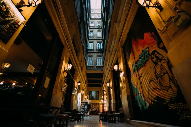 Calle estrecha del casco antiguo de Valencia