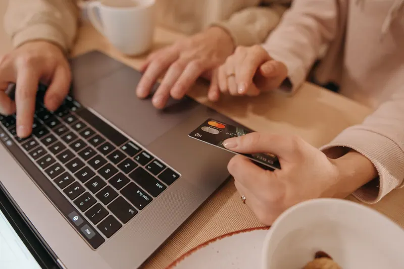 Compra online con tarjeta de crédito en un portátil