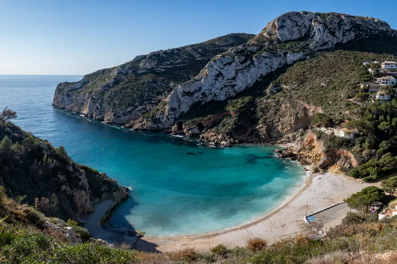 Costa española con acantilados y mar