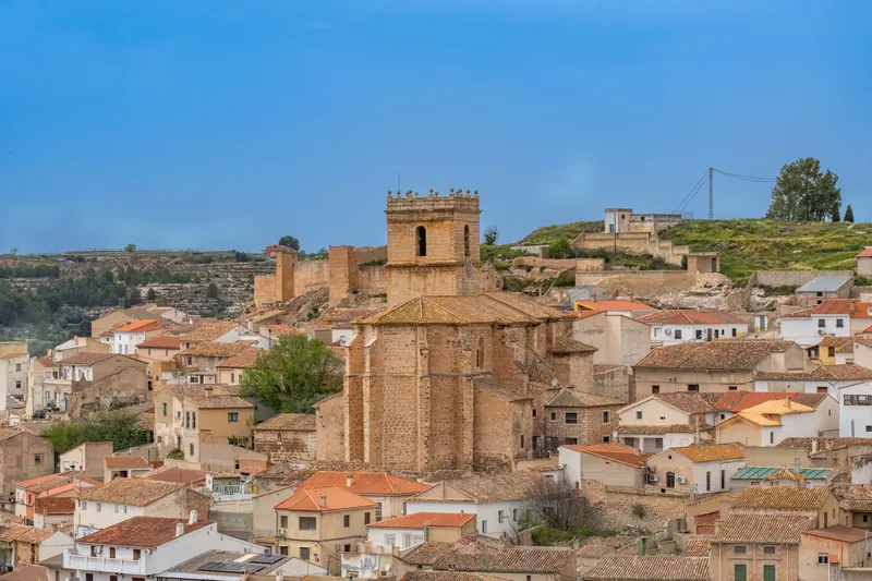 Localidad castellana con torre de iglesia en la llanura