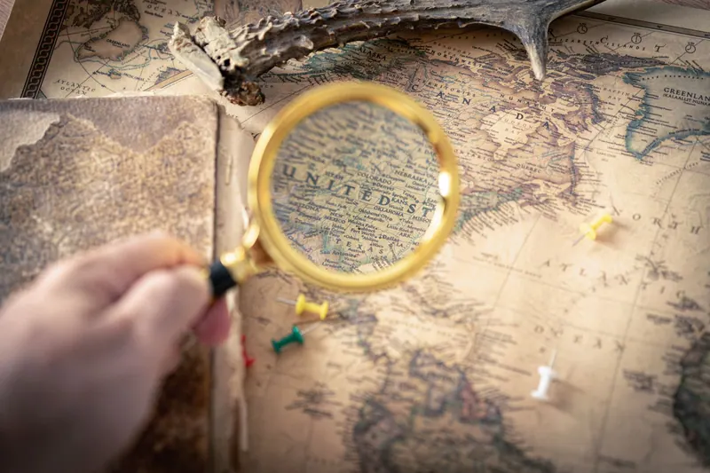 Lupa sobre un mapa en papel