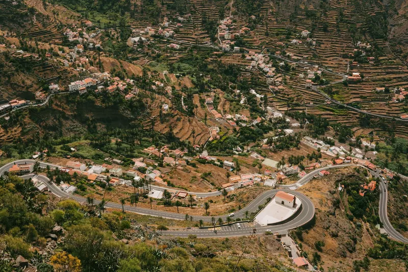 Paisaje aéreo de colinas y pueblos en España