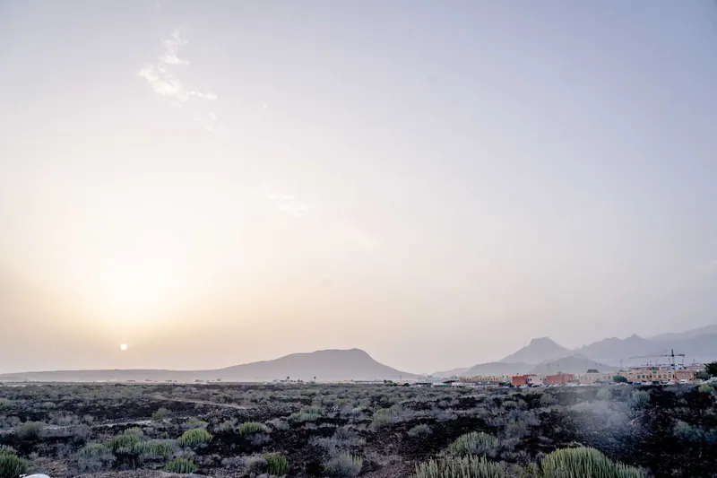 Paisaje volcánico con un pueblo en Canarias