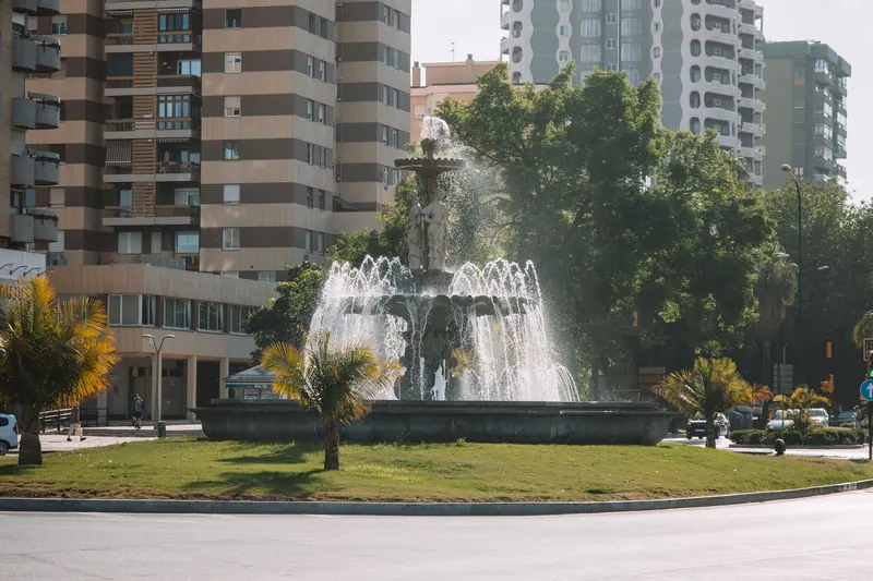 Parque urbano con una fuente entre árboles