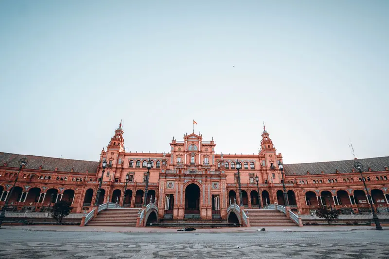 Plaza con arquitectura histórica en Sevilla