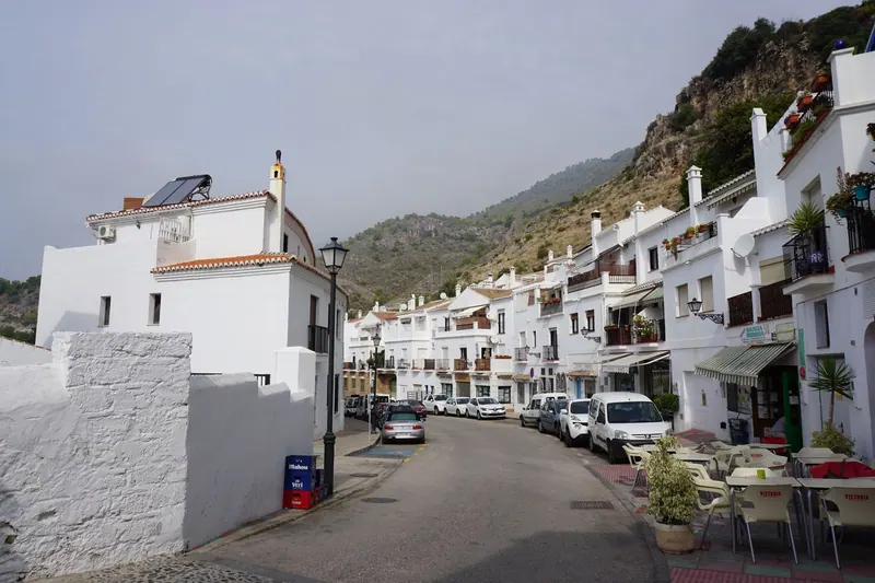 Pueblo blanco en una ladera andaluza