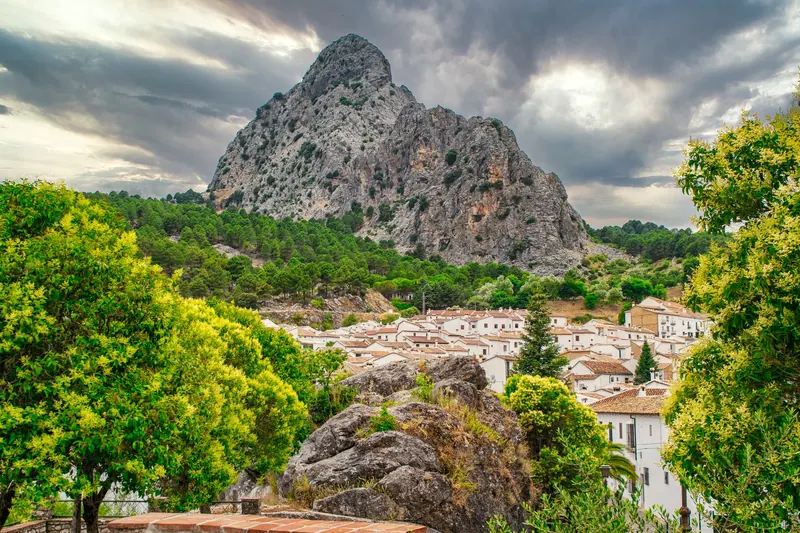 Pueblo de montaña con casas de piedra