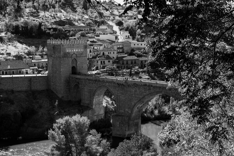 Puente de piedra sobre un río en España